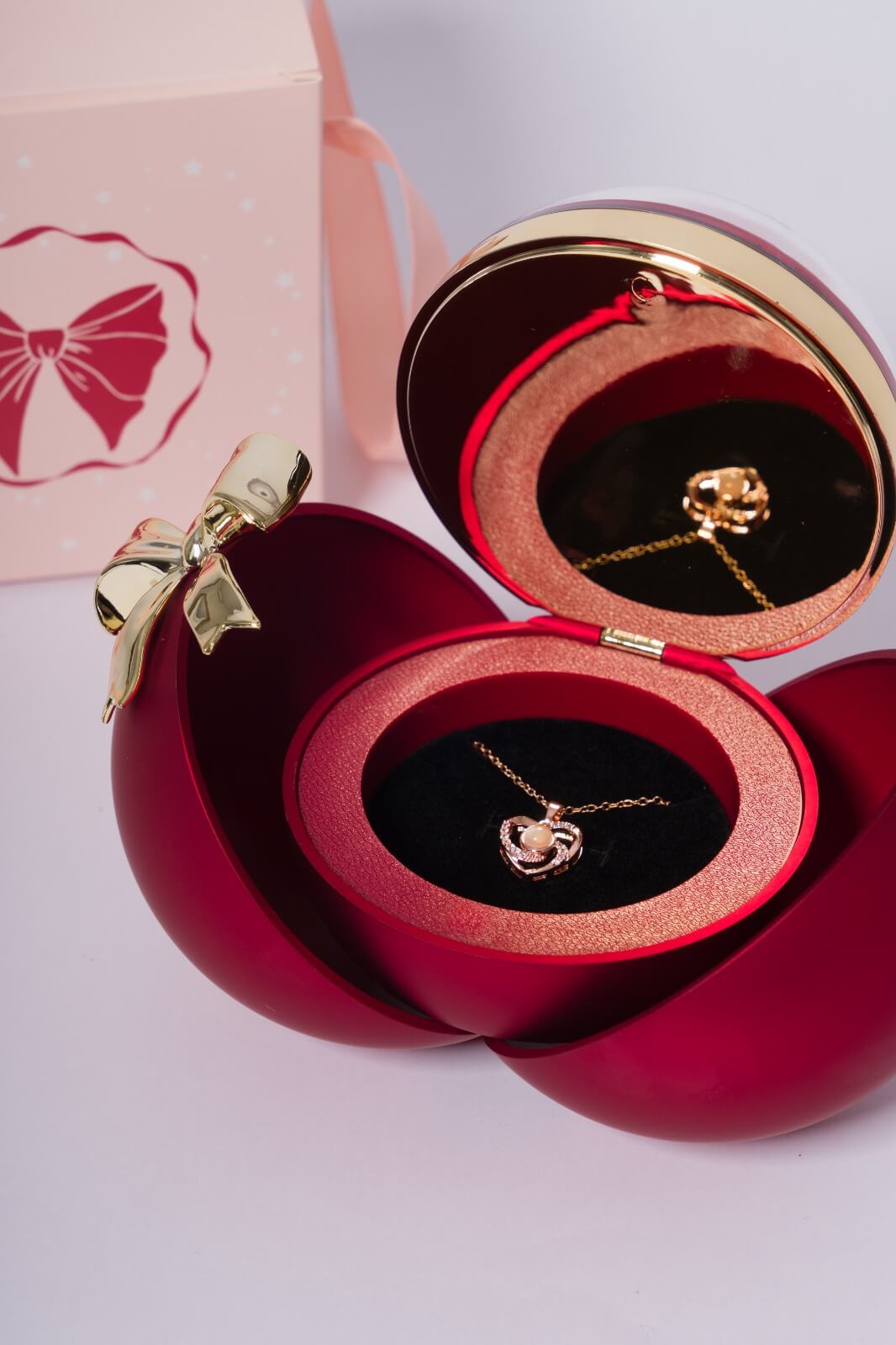 Collar de corazón y empaque bola roja